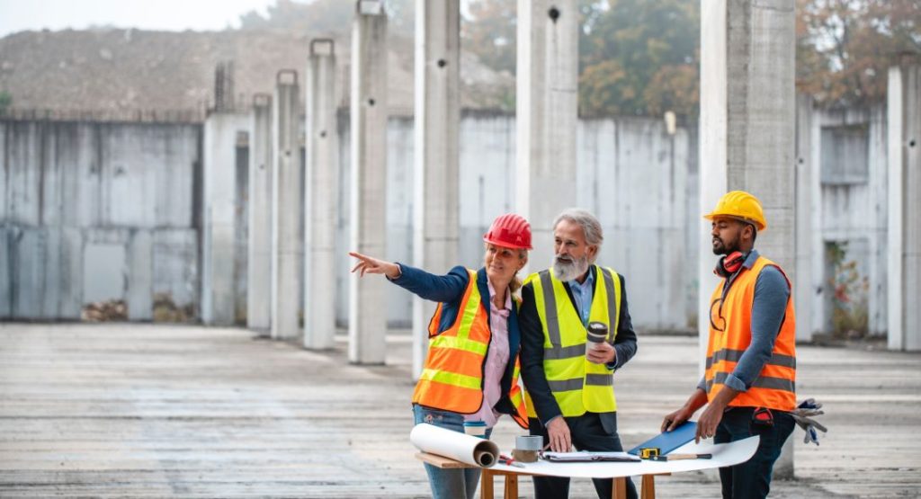 Engenheiros discutindo a gestão de obras na construção civil