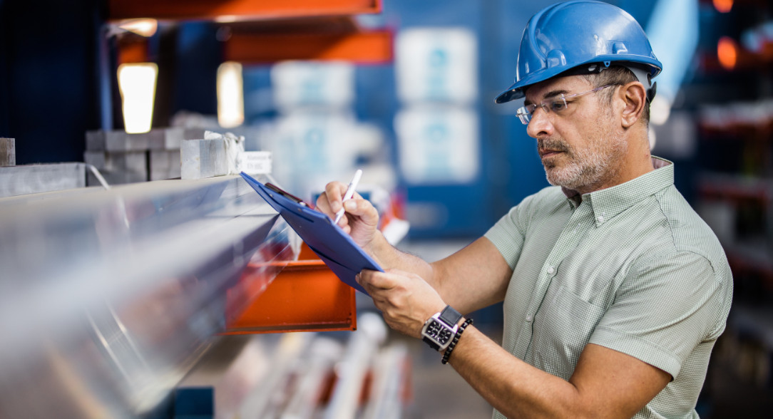 Engenheiro garantindo trabalho de qualidade na obra