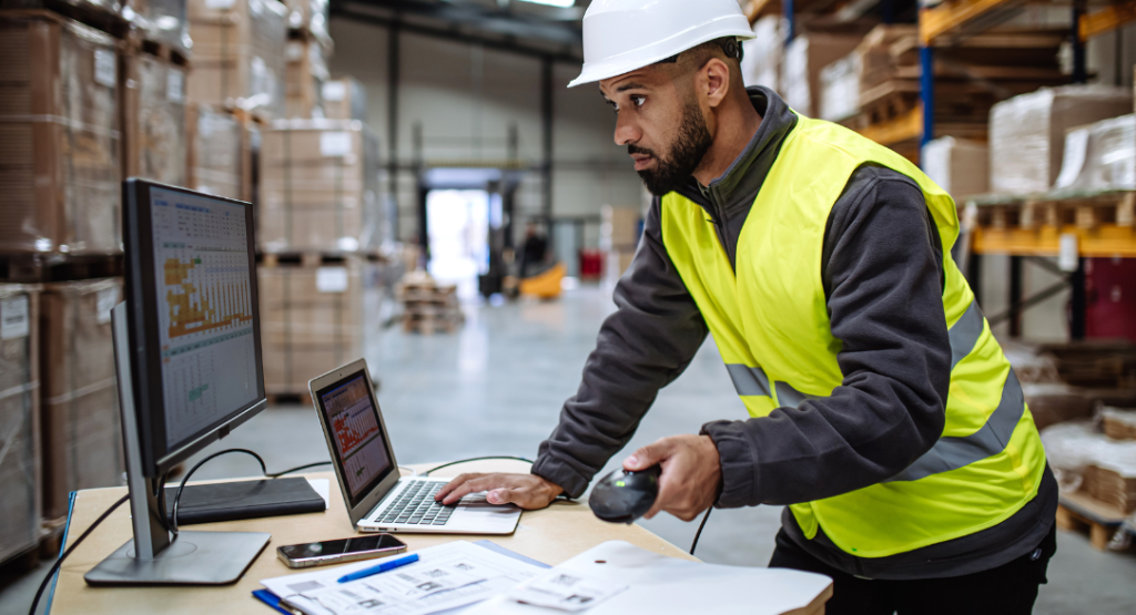Engenheiro usando um software de gestão de obras
