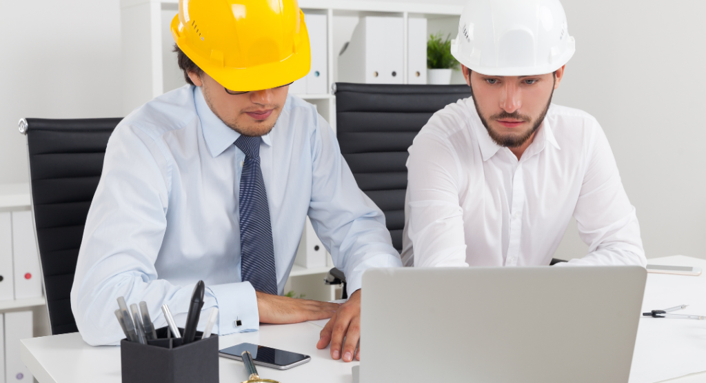 Engenheiros utilizando software para construtora foco em obra