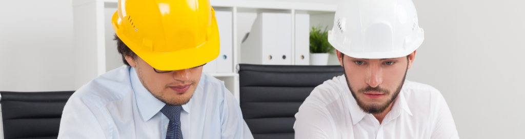 Engenheiros utilizando software para construtora foco em obra