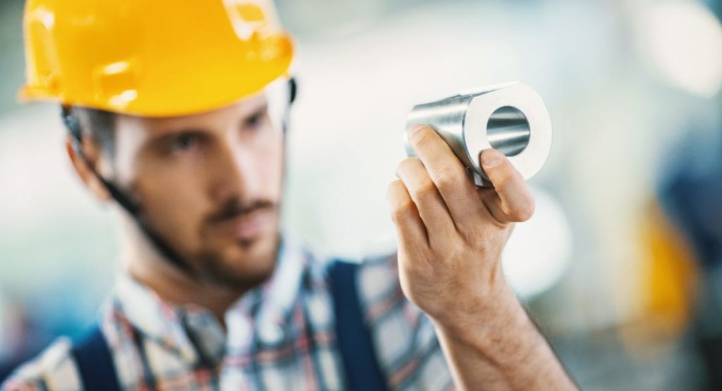 Engenheiro aplicando o controle de qualidade na construção civil