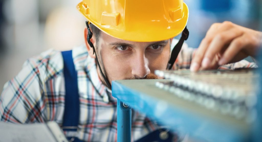 Engenheiro aplicando controle de qualidade na obra