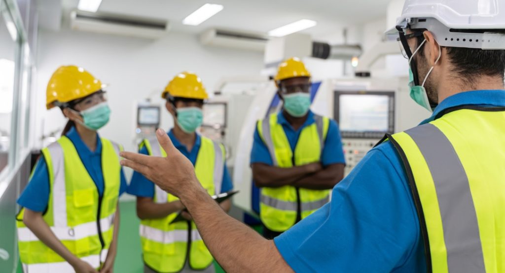 Engenheiro aplicando o monitoramento de produtividade