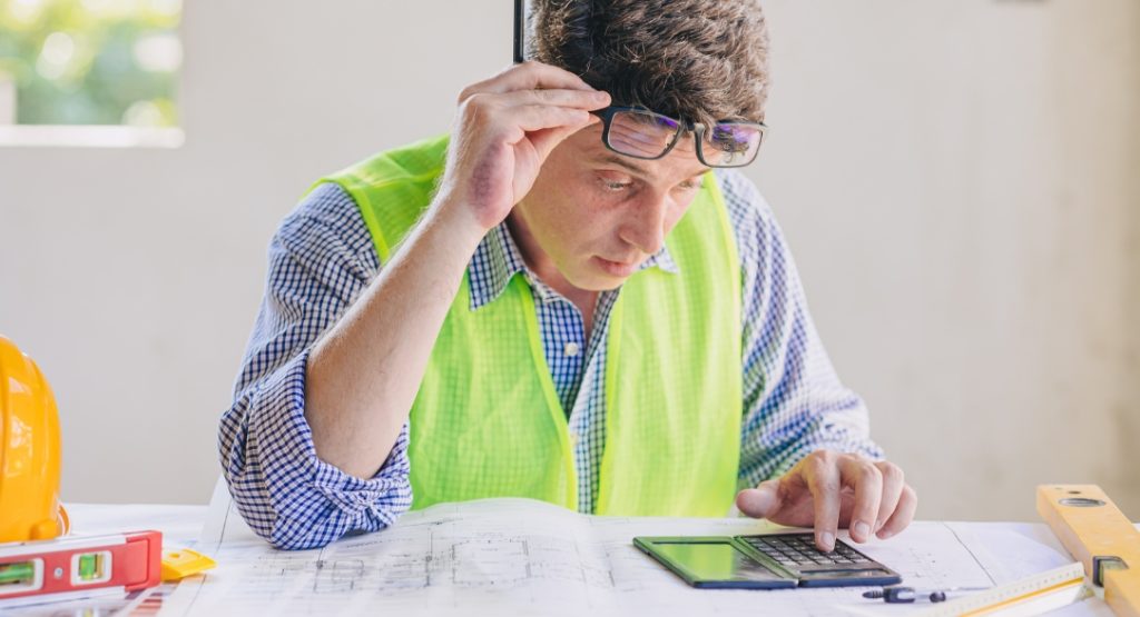Engenheiro exercendo o planejamento, orçamento e controle de projetos e obras