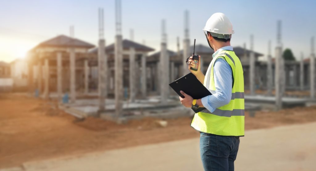 Engenheiro aplicando gestão de qualidade na construção civil