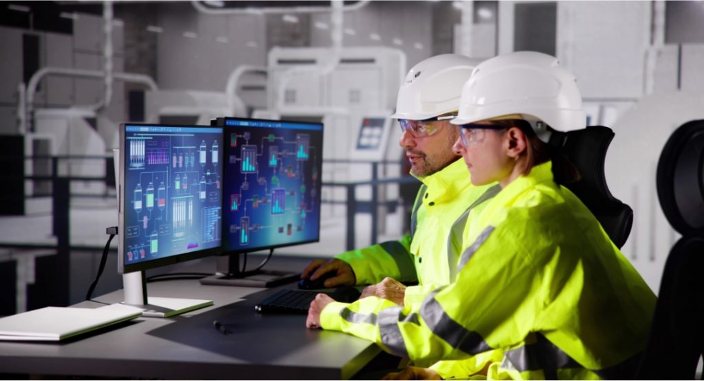 Engenheiros usando programa de gerenciamento de obras