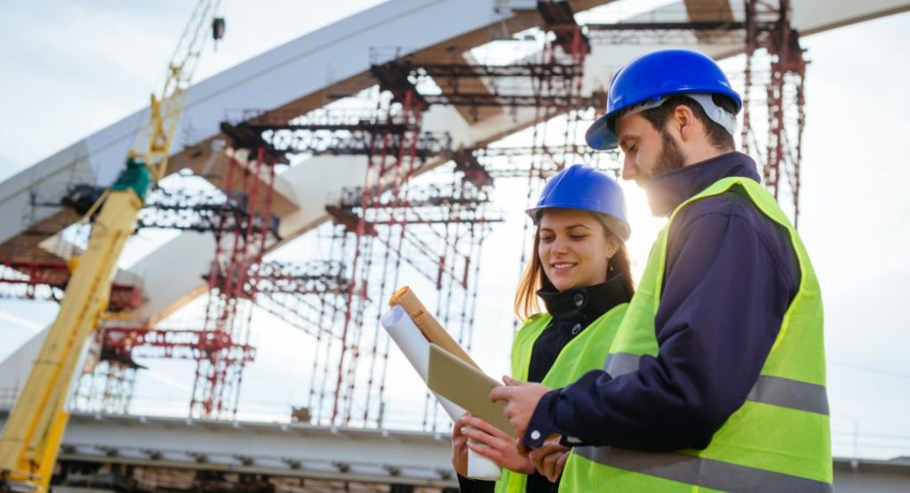Engenheiros aplicando o controle de produtividade na construção civil