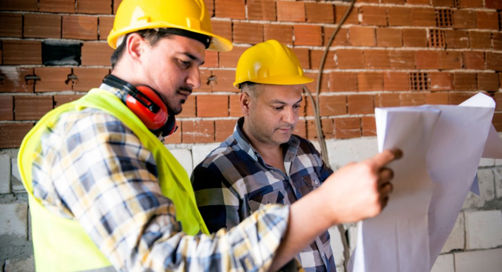 Engenheiros mantendo o controle de mudanças do projeto em obras 