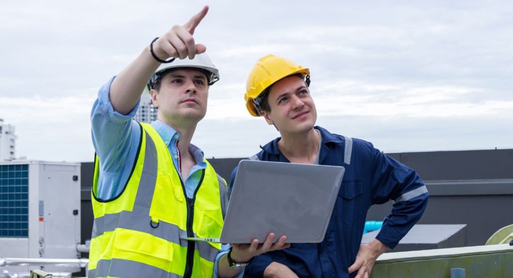 Engenheiros fazendo uso de um software para gestão de obras