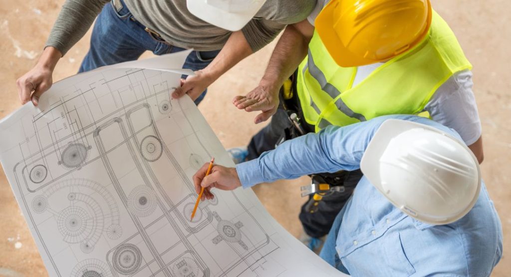Engenheiros realizando acompanhamento e administração de obra civil