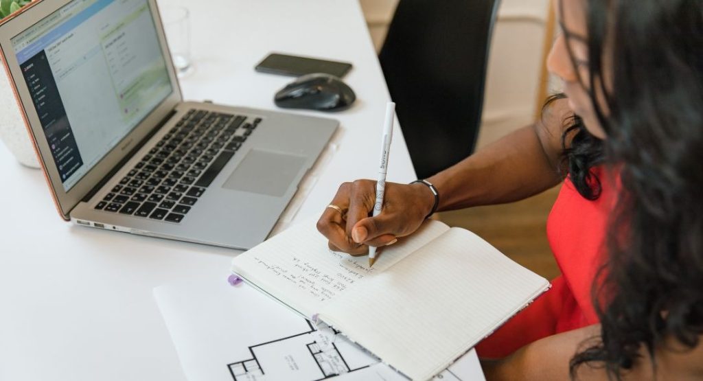 Engenheira exercendo a administração de obras civis