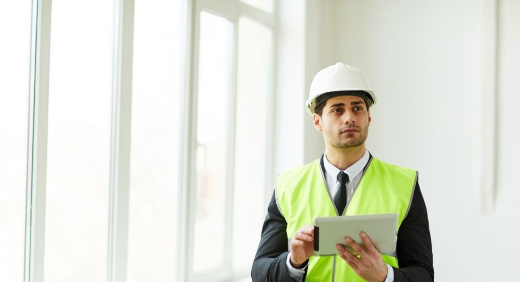 Engenheiro usando aplicativo de construção civil no tablet