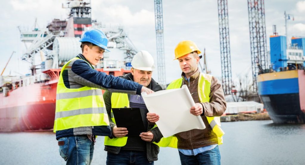 Engenheiros aplicando a organização e gestão de obras