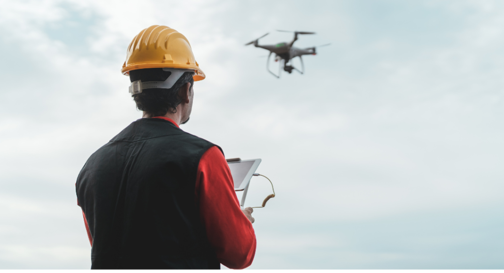 Engenheiro apliando o gerenciamento de obras e a tecnologia na construção
