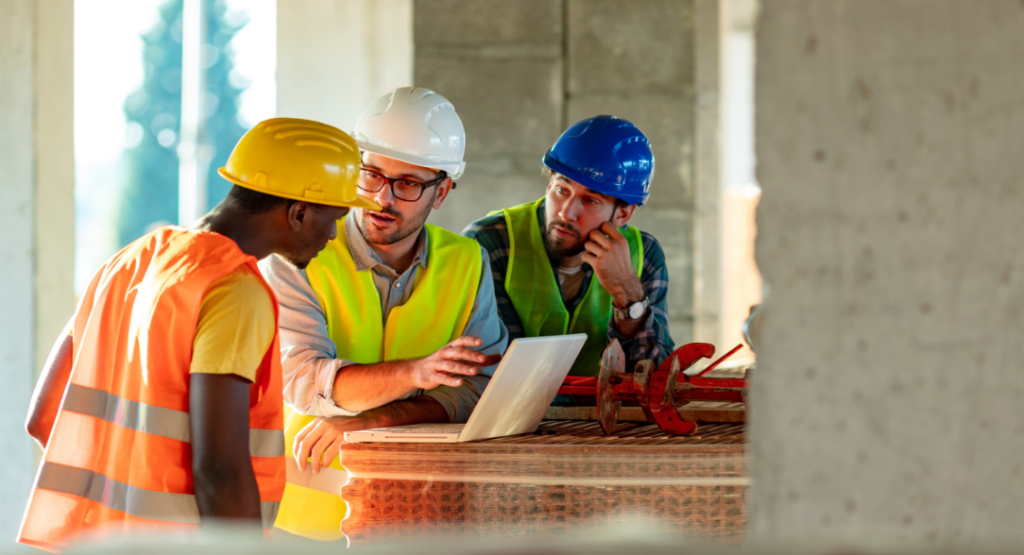 Engenheiro explicando como implantar o lean construction