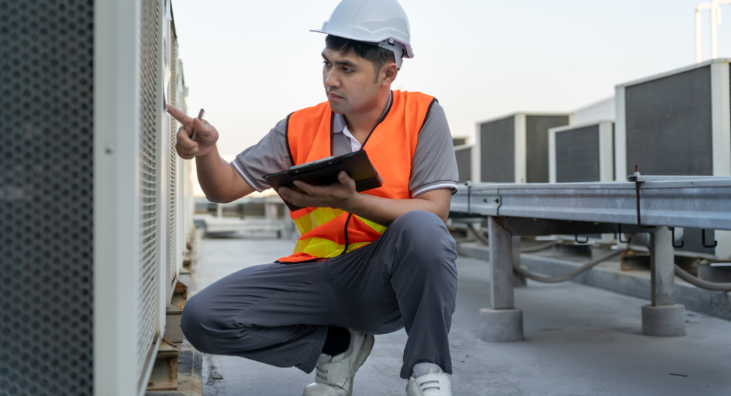 Engenheiro utilizando um sistema de gestão para construtoras