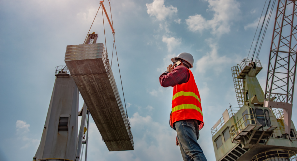 Engenheiro identificando riscos na construção