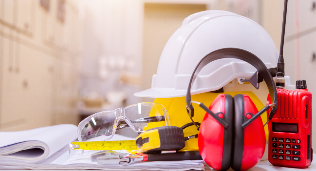 Capacete, óculos, protetor auricular e rádio organizados segundo 5S na segurança do trabalho