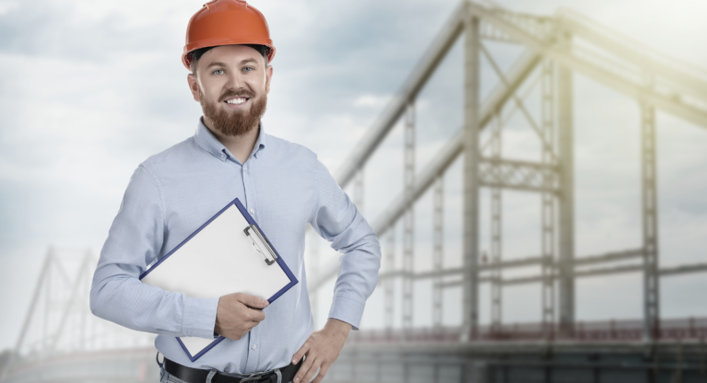 Engenheiro com um cronograma de construção civil em mãos