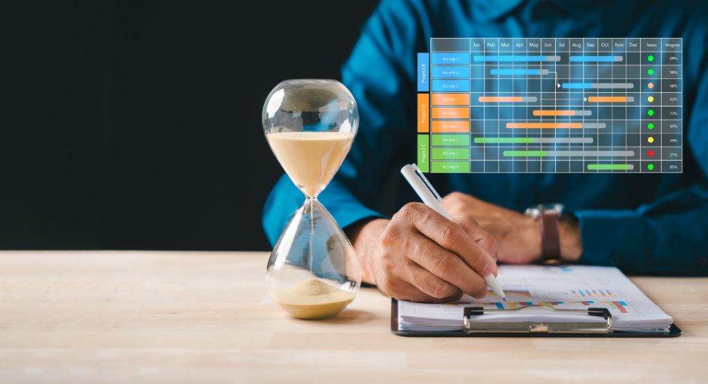 Gestor analisando um gráfico digital de Gantt ao lado de uma ampulheta, representando o controle de prazos e o cronograma de construção civil
