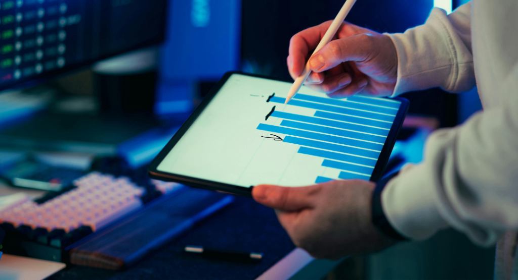 Profissional utilizando tablet para o registro de não conformidades, analisando gráficos de desempenho e indicadores de qualidade em tempo real.