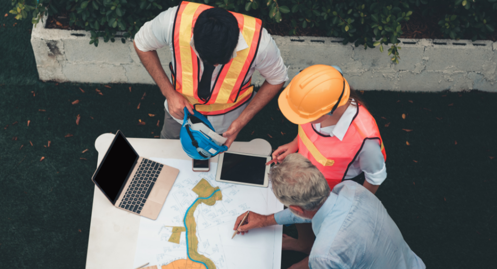 Engenheiros aplicando o gerenciamento e planejamento de obras no canteiro