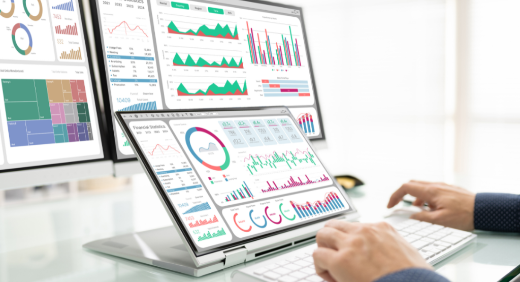 Engenheiro usando um software de gestão de não conformidades em várias telas de computador