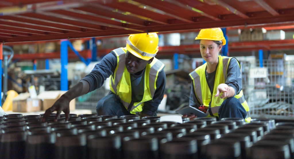 Engenheiros trabalhando nos produtos e saídas não conformes na obra